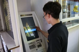 Cận cảnh giao dịch bitcoin bằng máy ATM tại TP.HCM