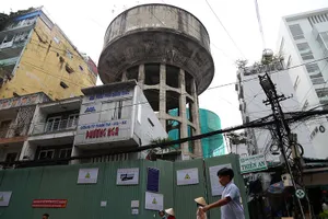 Đang đập bỏ các thủy đài khổng lồ ở Sài Gòn