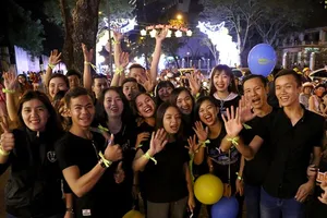 Hàng ngàn người đổ về trung tâm TP.HCM đón năm mới