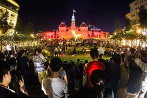 Trình chiếu 3D lên tòa nhà UBND TP.HCM chào đón năm mới