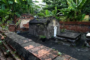 Cận cảnh mộ cổ gần 200 năm đang xuống cấp ở Sài Gòn