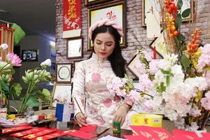 Giới trẻ TP.HCM 'check in, sống ảo' ở phố ông đồ