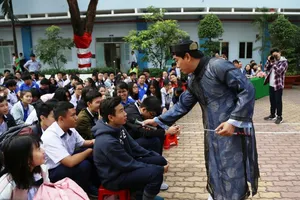 Học sinh nghe nói chuyện Tết trong ngày đưa ông Táo