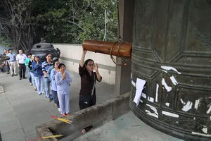 Dân Sài Gòn xếp hàng gõ chuông chùa rằm tháng Giêng