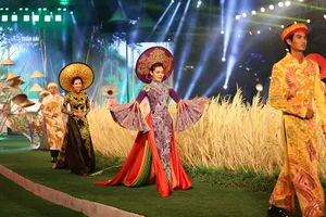 'Hồn Việt' hội tụ trong tà áo dài của NTK Tuấn Hải