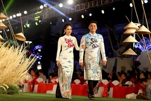 Áo dài 'Cô Bông Sài Gòn' đổ bộ sàn diễn phố Nguyễn Huệ