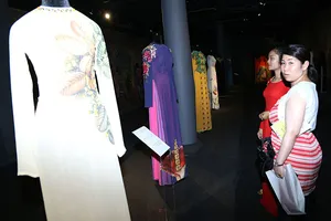 Ngắm áo dài của các nữ lãnh đạo Việt Nam