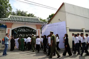 Dòng người xếp hàng dài chờ vào viếng bác Sáu Khải