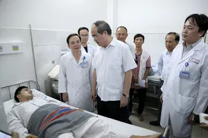 Bí thư Nhân thăm các 'hiệp sĩ' bị cướp tấn công