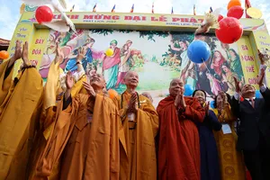 Hàng ngàn người mừng Phật đản tại Việt Nam Quốc Tự