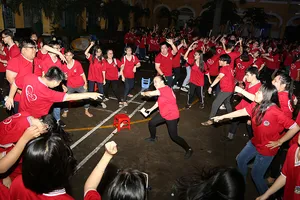 Học sinh Trưng Vương “cháy hết mình” đêm chúc mừng tuổi 18