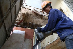 'Thần đèn' nâng nhà thờ nặng hơn 5.500 tấn lên 2 m