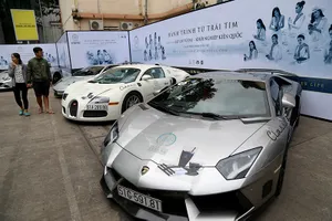 Dàn siêu xe trăm tỉ của ông chủ Trung Nguyên đổ bộ TP.HCM 