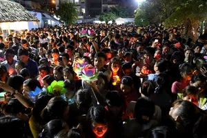 Biển người chen nhau thả hoa đăng Vu lan ở Sài Gòn