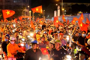 Biển người ăn mừng chiến thắng của Olympic VN