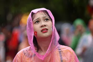 CĐV bật khóc dưới mưa nhìn Việt Nam vuột mất huy chương đồng