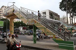 70 họa sĩ ra quân vẽ tranh trang trí cầu bộ hành 