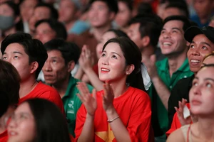 CĐV TP.HCM vỡ òa cảm xúc mừng chiến thắng của đội tuyển VN