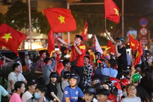 Người dân TP.HCM xuống đường ăn mừng chiến thắng của tuyển VN