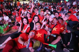 Hàng ngàn người đổ về phố đi bộ cổ vũ đội tuyển VN