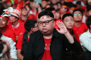 'Bản sao Kim Jong Un' xuất hiện ở phố đi bộ cổ vũ đội tuyển VN