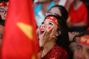 Bóng hồng cháy hết mình cổ vũ tuyển VN trên phố Nguyễn Huệ