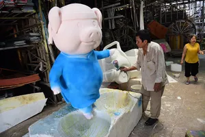 Tất bật thi công các linh vật Tết Kỷ Hợi cho đường hoa