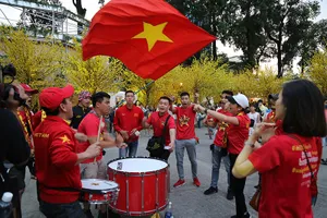 Người hâm mộ phủ kín Nhà văn hóa Thanh Niên cổ vũ tuyển VN