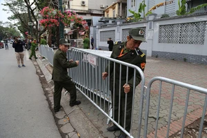 Dựng hàng rào hai lớp trước khách sạn có đoàn Triều Tiên