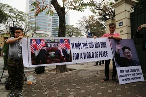 Hai bố con kêu gọi 'Vì một thế giới hòa bình' trước KS Melia