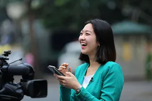 Nữ PV Hàn Quốc 'gây thương nhớ' khi tác nghiệp trên phố Hà Nội