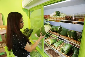 Cận cảnh gói hàng hóa bằng lá chuối ở Sài Gòn