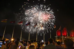 Pháo hoa rợp trời TP.HCM đêm 30-4