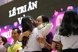 Xúc động lễ tri ân và trưởng thành ở trường THPT Trưng Vương