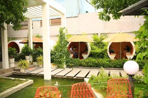 Ngồi trong ống cống uống cà phê ở Sài Gòn