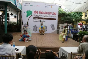 Hào hứng xem hát bội trên đường sách Nguyễn Văn Bình