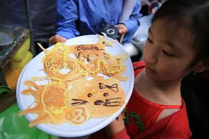 Xếp hàng chờ đợi để mua bánh nướng hình 12 con giáp ở Sài Gòn