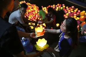 Hoa đăng rực sáng sông Sài Gòn trong đêm Vu lan