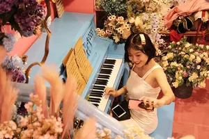 Giới trẻ đến check-in 'Ngôi nhà màu hồng và xe đạp màu xanh'