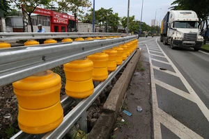 Cận cảnh hộ lan bánh xoay chống lật xe đầu tiên ở TP.HCM