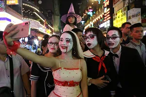 'Ma quỷ' tràn ngập phố đi bộ Bùi Viện đêm Halloween