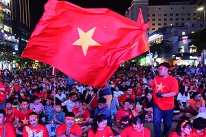 'Mỹ Đình thu nhỏ' trên phố Nguyễn Huệ cổ vũ tuyển Việt Nam