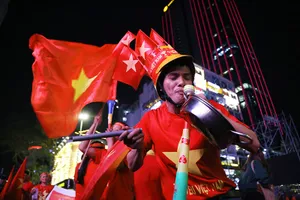 CĐV TP.HCM mang xoong chảo xuống phố cổ vũ thầy trò ông Park