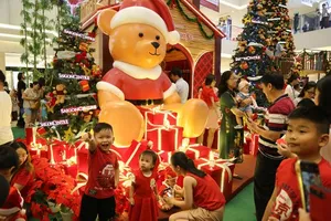 Dân Sài Gòn đổ về trung tâm vui đón Noel sớm
