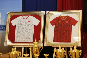 Đấu giá 2 áo đấu tuyển nữ VN tặng Thủ tướng Nguyễn Xuân Phúc