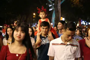 Hàng ngàn người đổ về trung tâm TP.HCM đón Giáng sinh