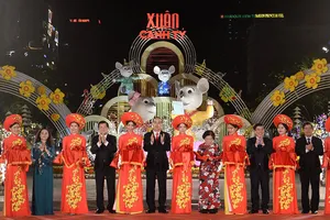 Người dân tham quan đường hoa Nguyễn Huệ xuân Canh Tý 2020