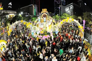 'Biển người' chen chân ở đường hoa Nguyễn Huệ 2020