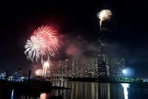 Pháo hoa rực sáng TP.HCM đón năm mới Canh Tý 2020 
