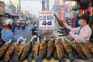 Nướng hơn 2.000 con cá lóc bán ngày vía Thần Tài ở Sài Gòn